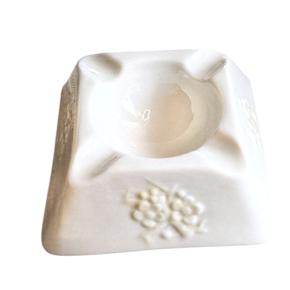 Vintage ASHTRAY "Thorn" by Belleek Pottery, Made in Ireland, Square 4" Porcelain - Picture 6 of 7